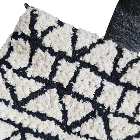 Universal Thread textured cute bag with detachable adjustable strap. OS - Picture 6 of 7